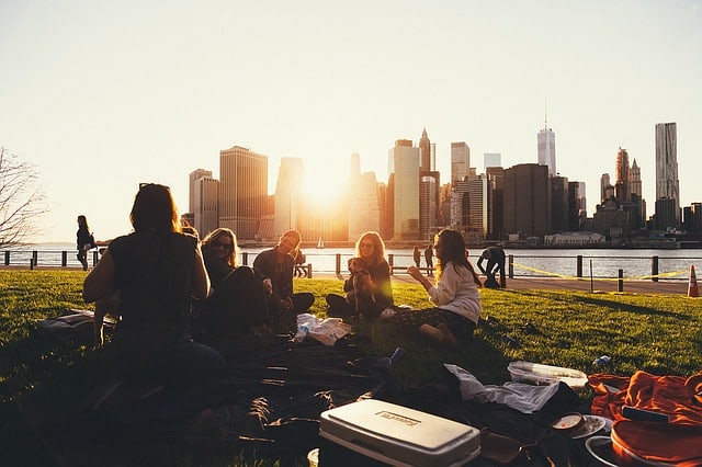 pique-nique-plein-air-famille-amis