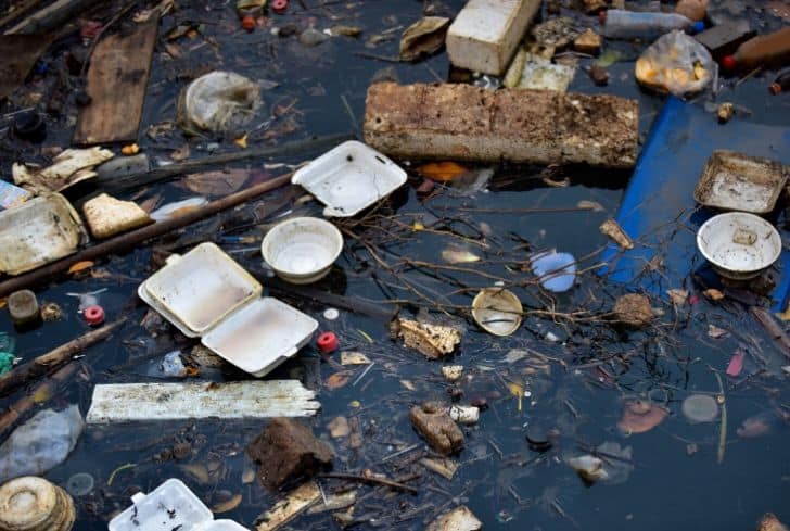 pollution-des-eaux-souterraines-dechets-plastiques