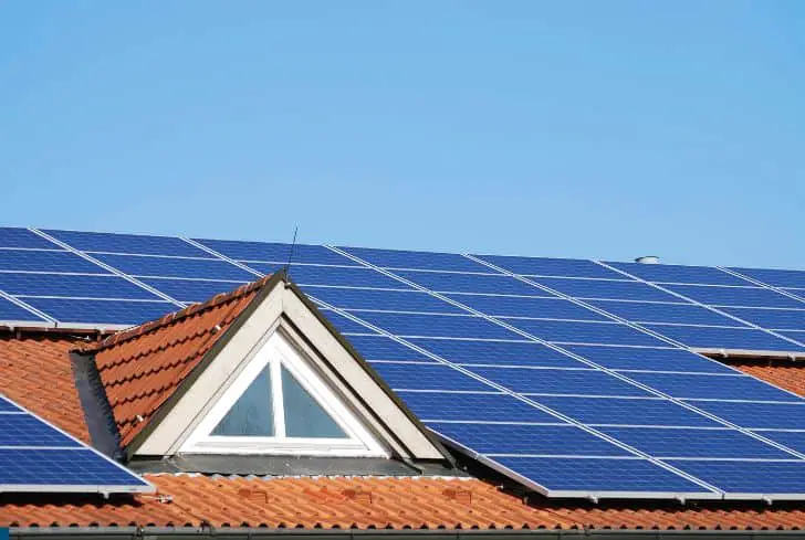 panneaux-solaires-installés-sur-le-dessus-du-toit