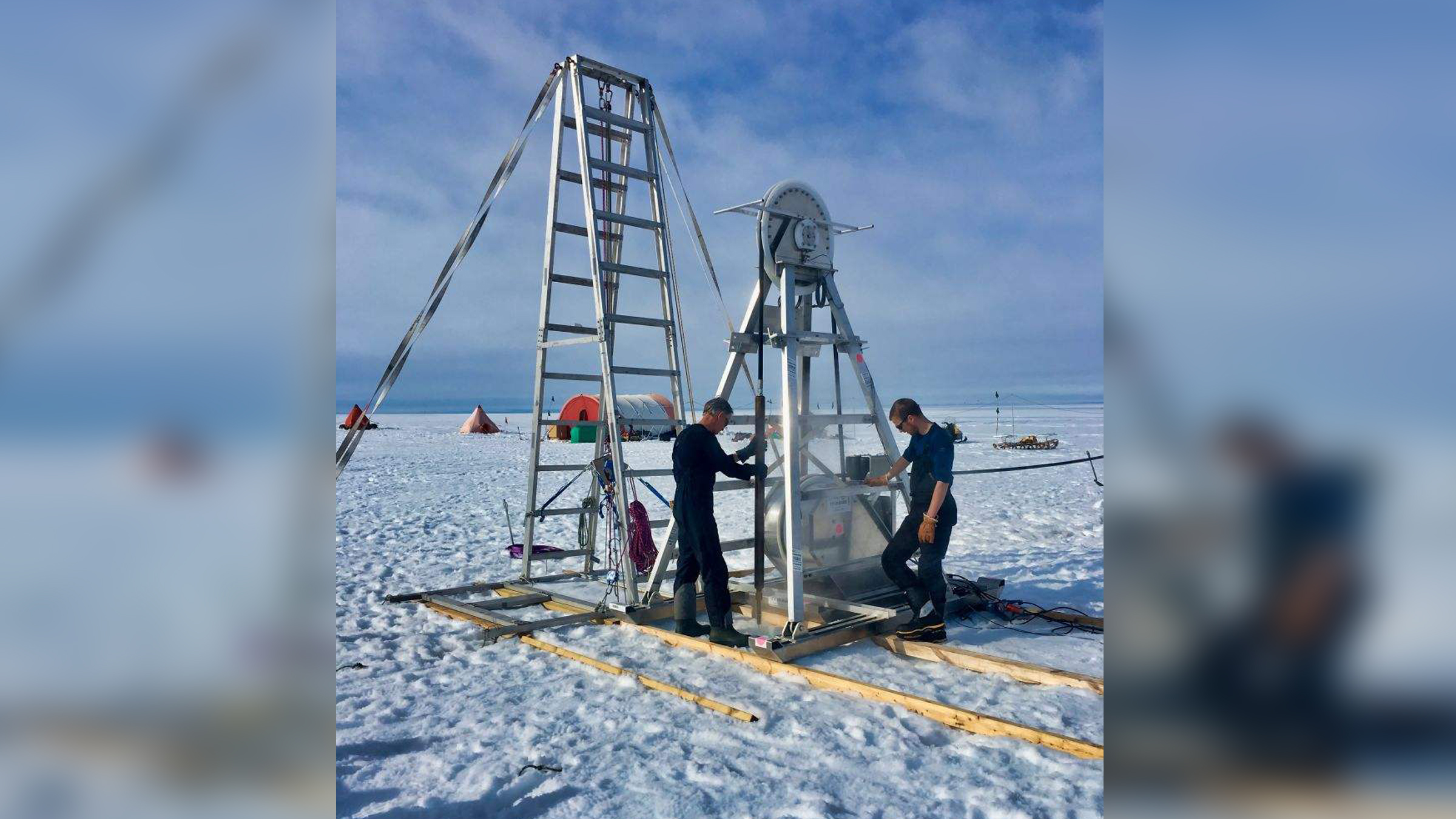 Le forage à travers la glace du glacier Thwaites est près de la