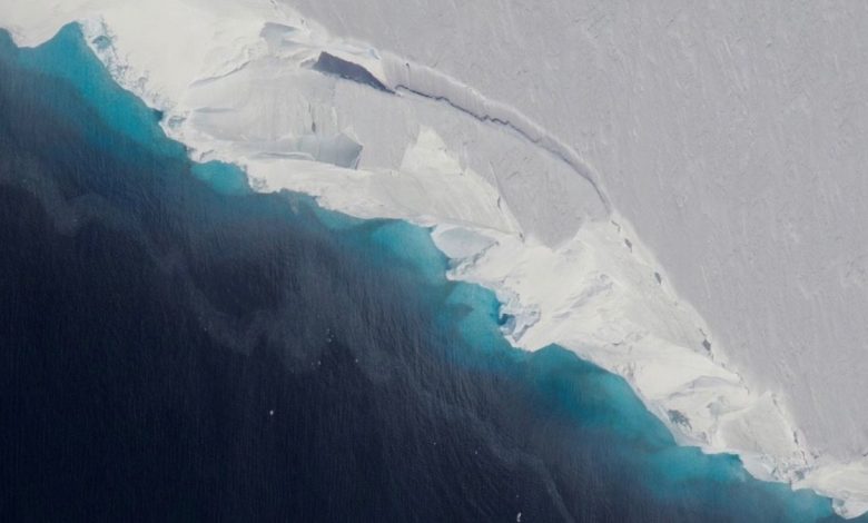 Les scientifiques se précipitent pour comprendre pourquoi ce glacier géant en Antarctique fond si vite Par Tom Metcalfe publié le 13 janvier 20 Un sous-marin robotique est sur le point de descendre dans une caverne sombre et remplie d'eau en Antarctique, pour essayer de découvrir pourquoi l'un des les plus grands glaciers du continent fondent si vite.