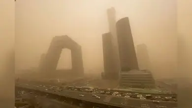 Un voile de poussière orange étouffe Pékin dans une tempête de sable record Par Harry Baker publié le 15 mars 21 Pékin et le nord de la Chine ont été frappés par l'une des pires tempêtes de sable depuis des décennies, qui a augmenté les concentrations de pollution atmosphérique à des niveaux dangereux.