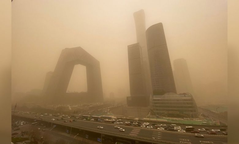 Un voile de poussière orange étouffe Pékin dans une tempête de sable record Par Harry Baker publié le 15 mars 21 Pékin et le nord de la Chine ont été frappés par l'une des pires tempêtes de sable depuis des décennies, qui a augmenté les concentrations de pollution atmosphérique à des niveaux dangereux.