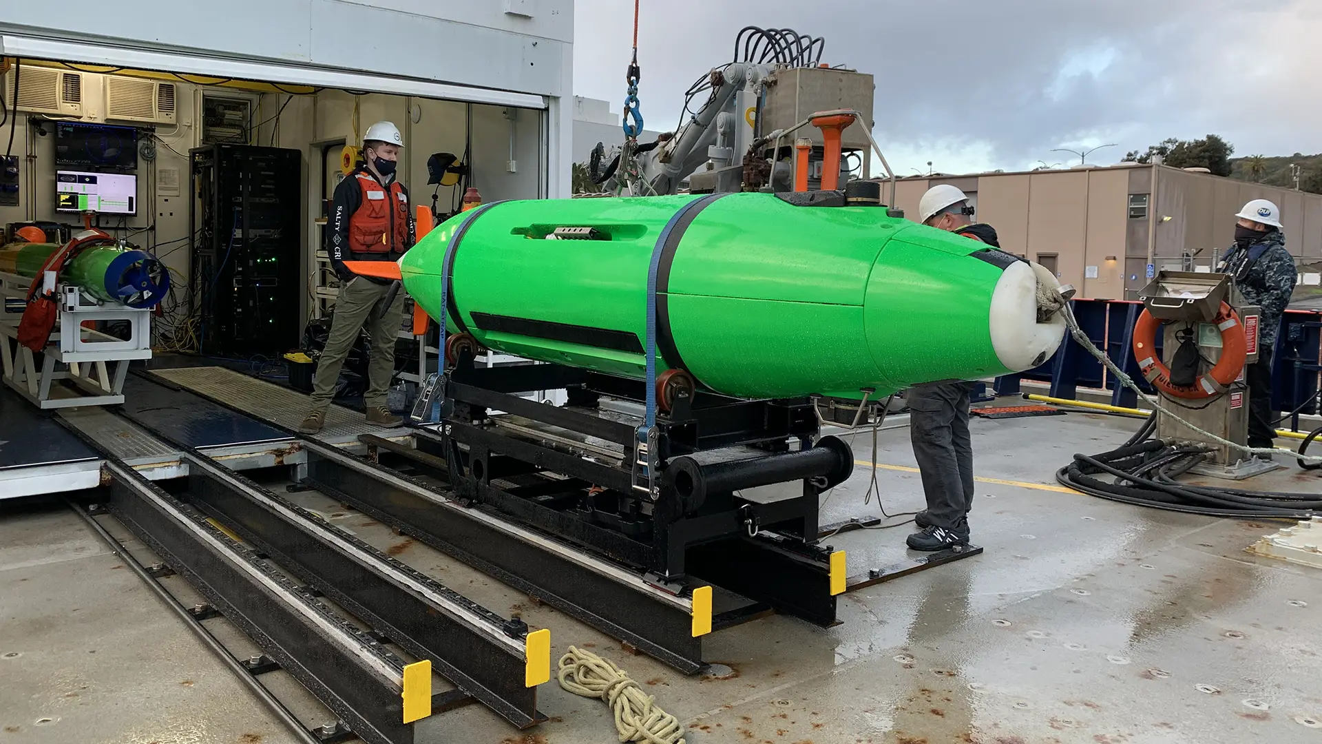 Les chercheurs de Scripps à bord du navire de recherche Sally Ride se préparent à partir pour l'expédition en mars 2021. Les véhicules sous-marins autonomes (AUV) REMUS 6000 et Bluefin ont été utilisés pour inspecter le fond marin à la recherche de barils de DDT mis au rebut.