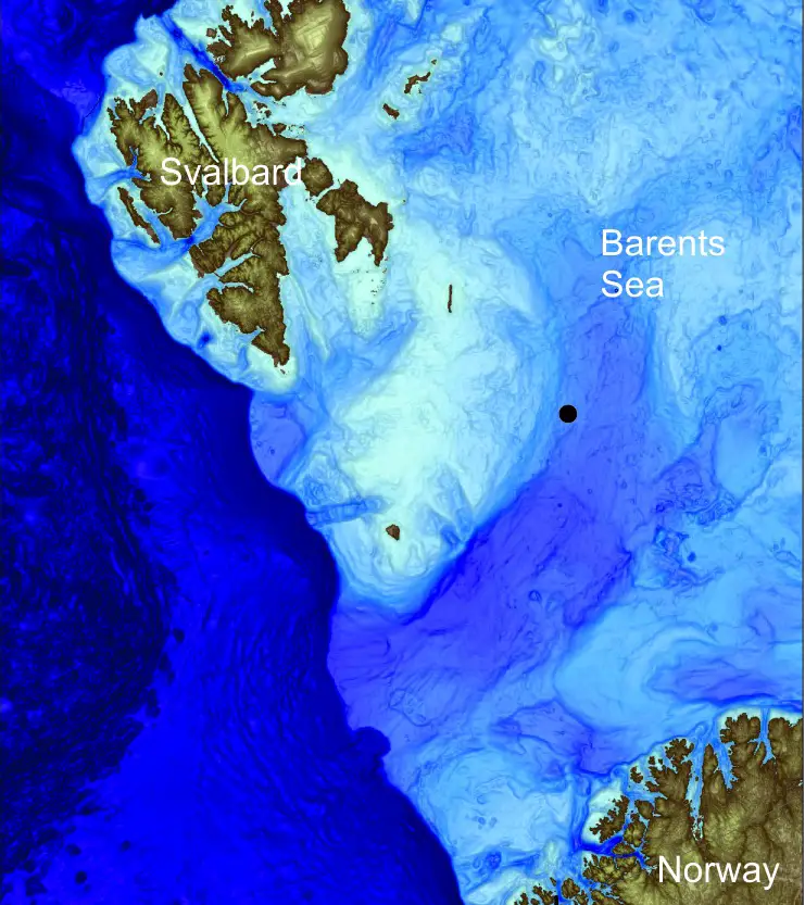 e site des cratères se trouve dans le creux de Bear Island (Bjørnøyrenna) dans la mer de Barents près de Svalbard.
