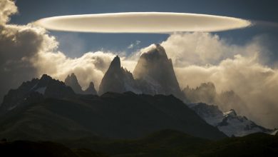 Un "nuage OVNI" fantomatique planant au-dessus des montagnes impressionne les juges lors d'un concours de photos météorologiques Par Brandon Specktor publié le 21 octobre 20 Les nuages ​​lenticulaires ressemblent à des soucoupes et se forment lorsque le vent rencontre les montagnes.  Cette photo est l'une des préférées de l'année de la Royal Meteorological Society.