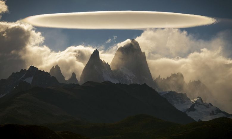 Un "nuage OVNI" fantomatique planant au-dessus des montagnes impressionne les juges lors d'un concours de photos météorologiques Par Brandon Specktor publié le 21 octobre 20 Les nuages ​​lenticulaires ressemblent à des soucoupes et se forment lorsque le vent rencontre les montagnes.  Cette photo est l'une des préférées de l'année de la Royal Meteorological Society.