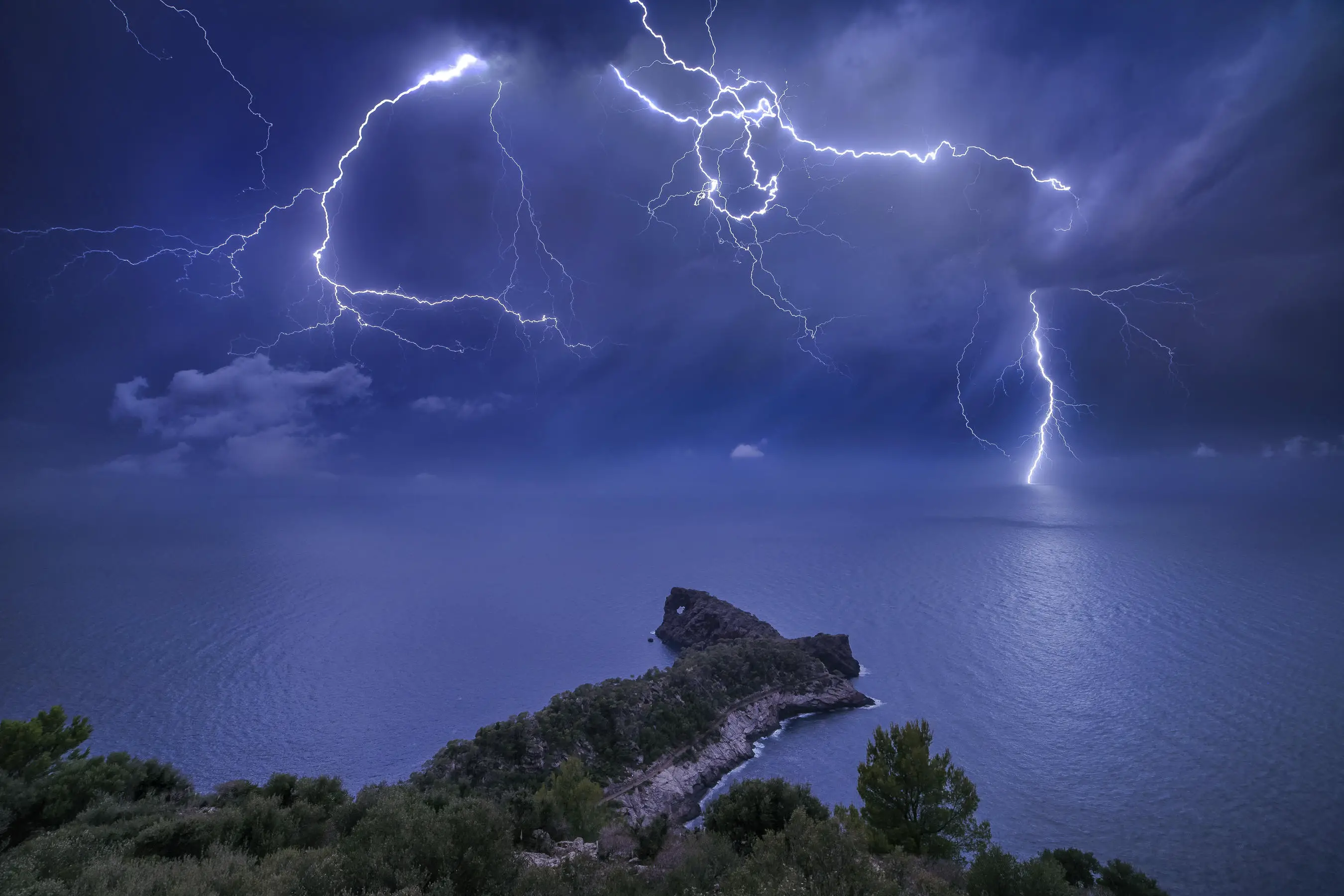 La foudre fend le ciel de Majorque en Espagne. Selon le photographe Marc Marco Ripoll, 