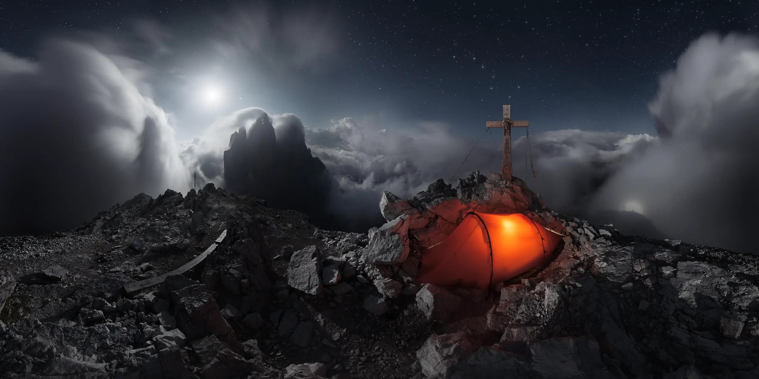 Le photographe Alessandro Cantarelli a gravi les Trois Pics de Lavaredo dans les Dolomites italiennes par une matinée ensoleillée, mais a rapidement été inondé de brouillard. Tard dans la nuit, il vit quelque chose de merveilleux. Cantarelli écrit : 