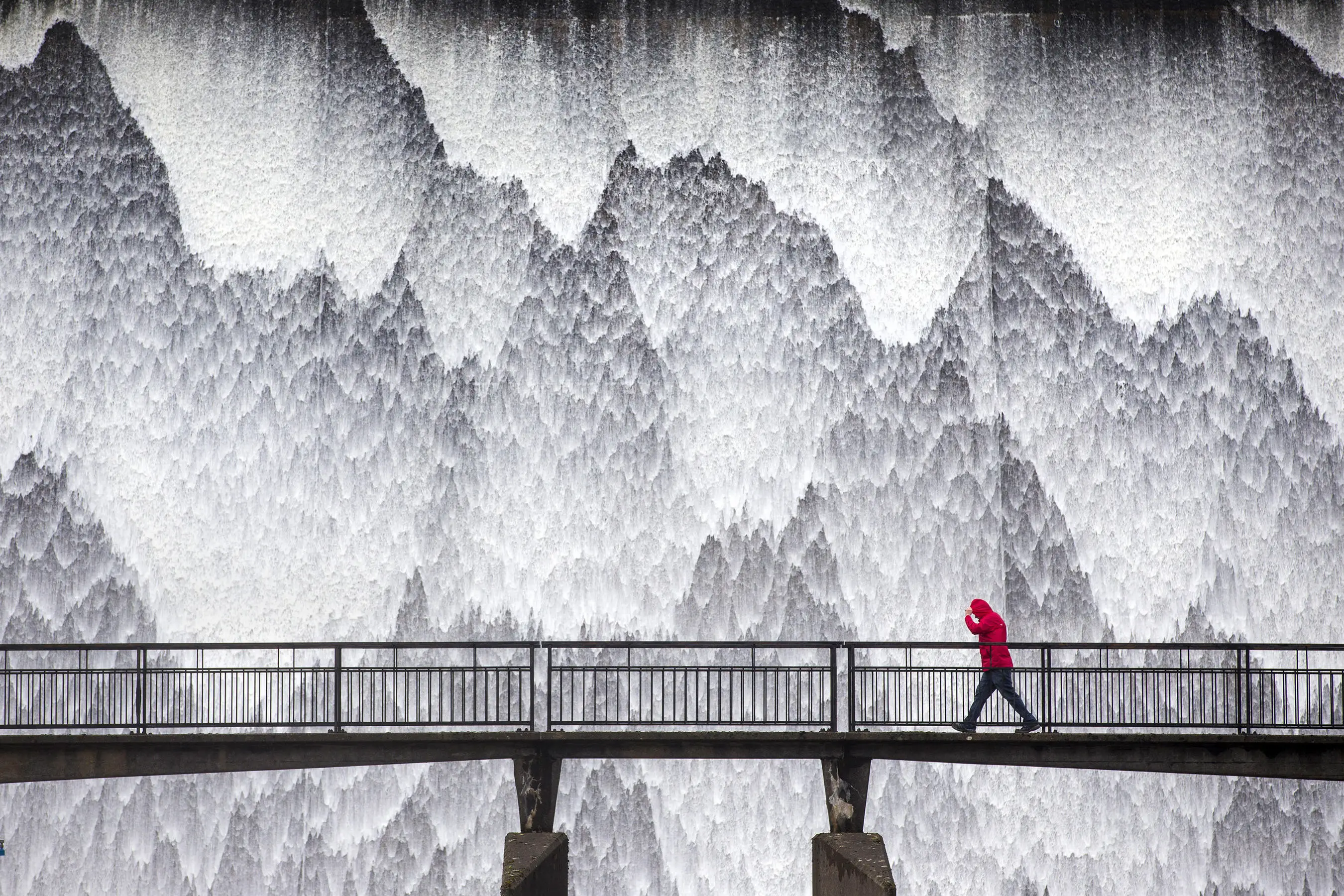 L'eau tombe en cascade sur le mur du barrage du réservoir de Wet Sleddale près de Cumbria, au Royaume-Uni, après une période de fortes pluies. Le photographe Andrew McCaren écrit : 