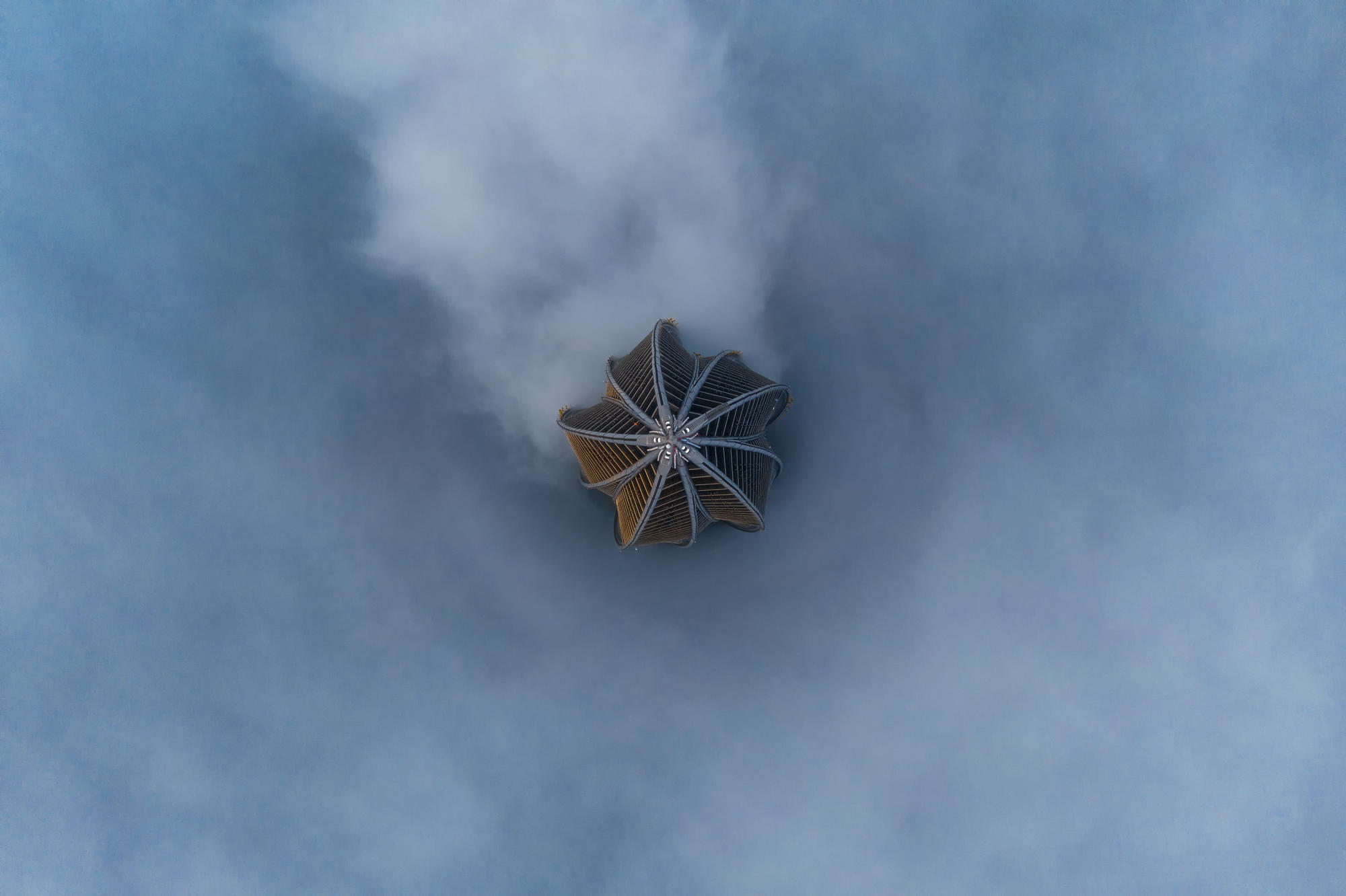 Par une journée brumeuse à Saint-Pétersbourg, le photographe Yuriy Stolypin est arrivé au Lakhta Center (le plus grand gratte-ciel d'Europe) et a envoyé un drone haut dans les airs. Stolypine écrit : 