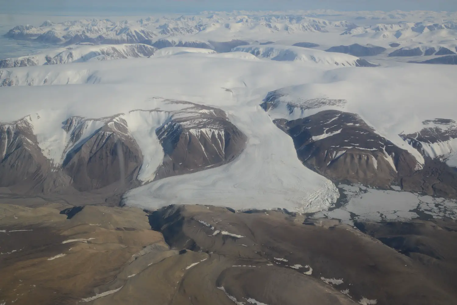 Glaciers de sortie du bord ouest du champ de glace Prince of Wales, centre-est de l'île d'Ellesmere, Nunavut, Canada.