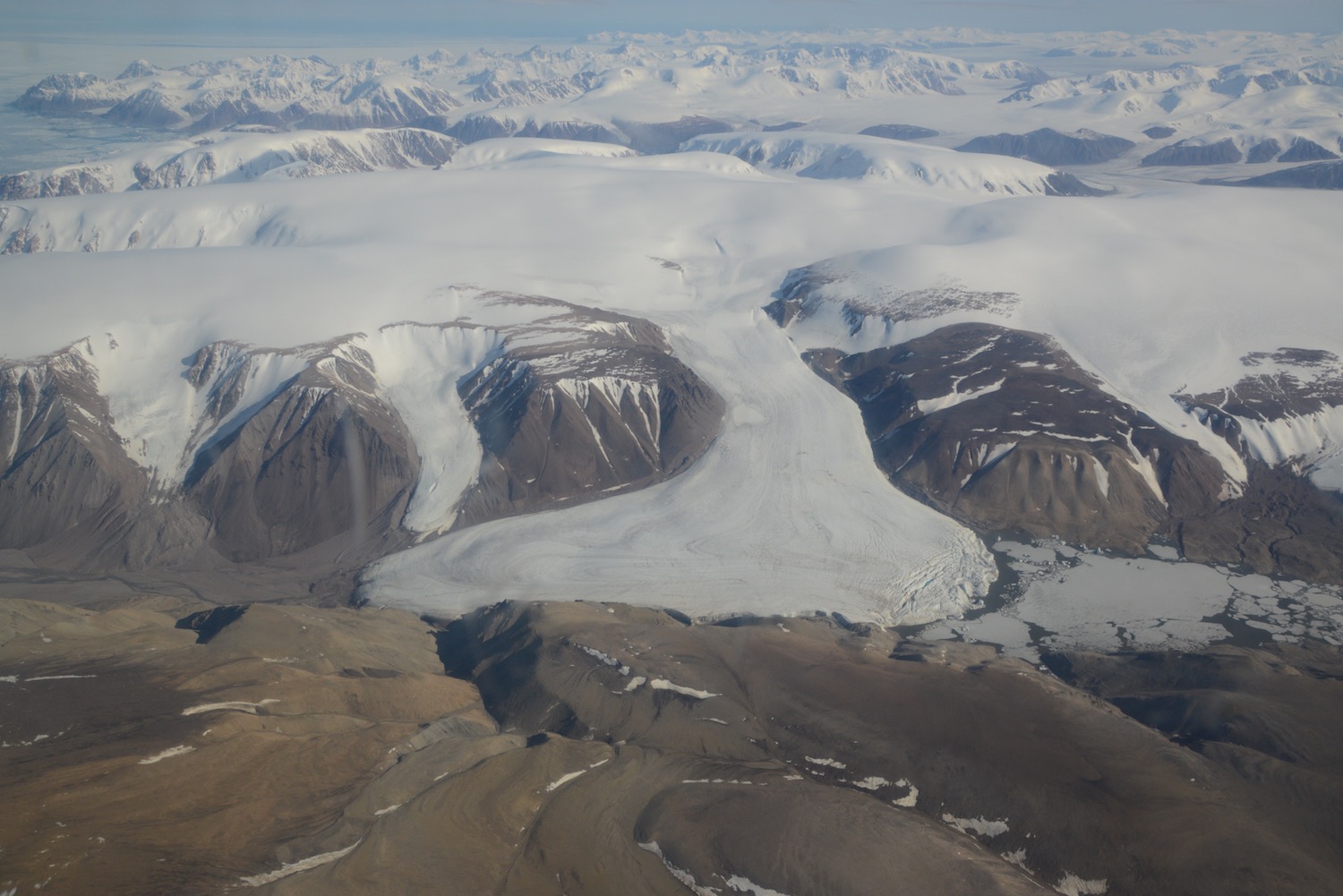 Glaciers de sortie du bord ouest du champ de glace Prince of Wales, centre-est de l'île d'Ellesmere, Nunavut, Canada.