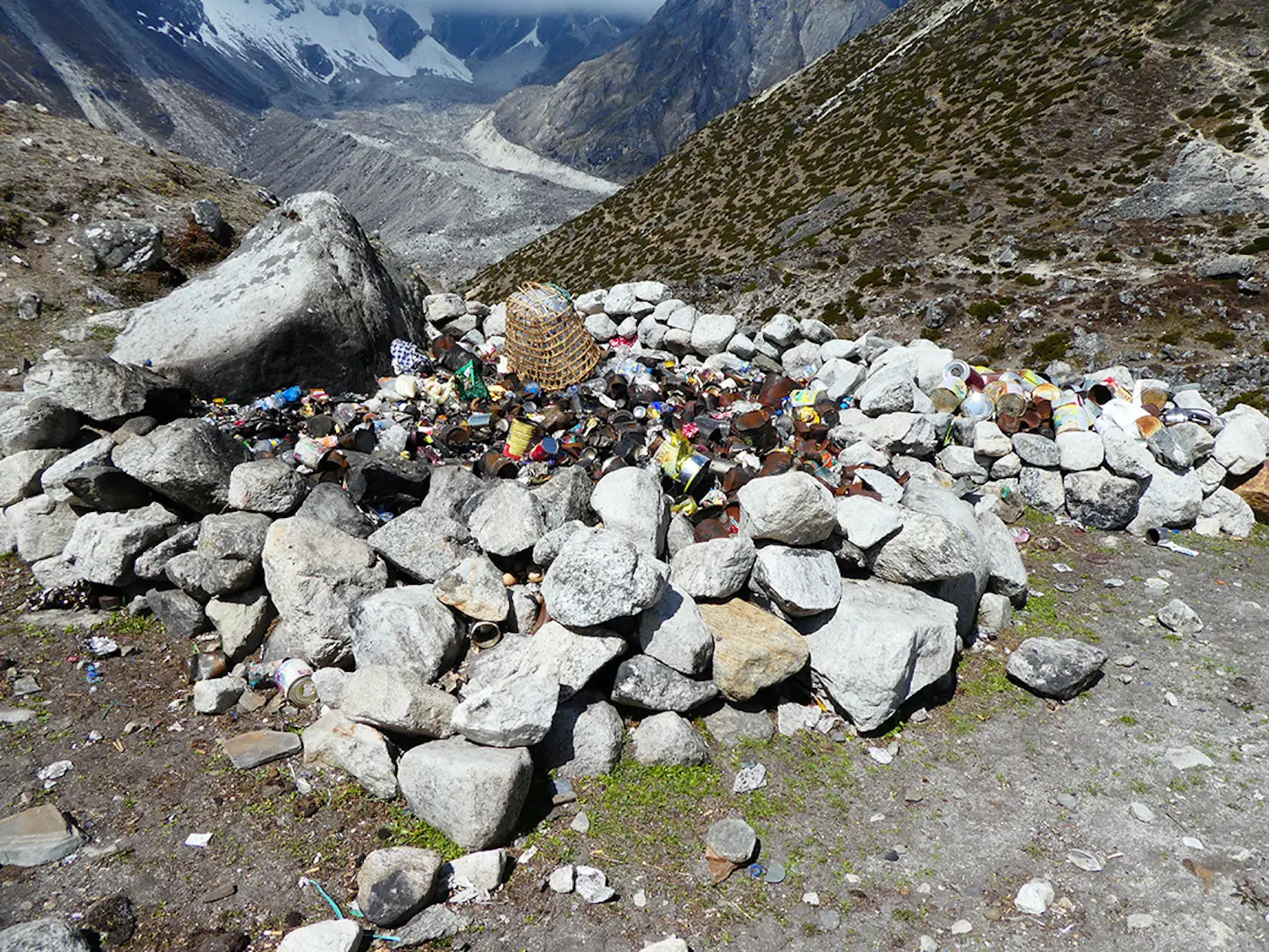 Une décharge fortifiée près du village de Dughla, un lac glaciaire dans le parc national de Sagarmatha : Une fois les décharges pleines, les ordures sont brûlées puis enterrées.