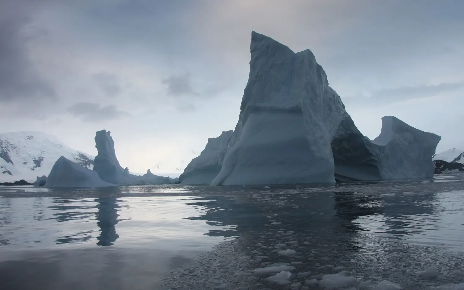 En 2015, une étude de la NASA a averti que la plate-forme de glace Larsen B de l'Antarctique était susceptible de se briser en centaines d'icebergs avant la fin de la décennie.
