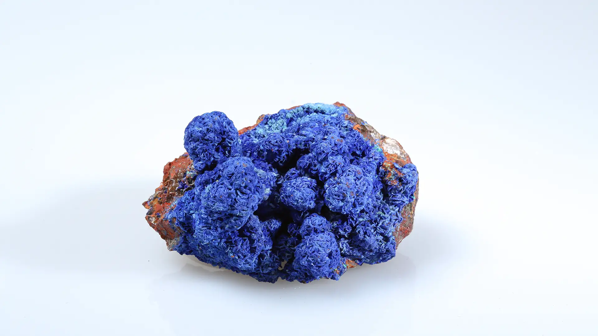 L'azurite est un minéral d'hydroxyde de carbonate de cuivre connu pour sa couleur bleu foncé.