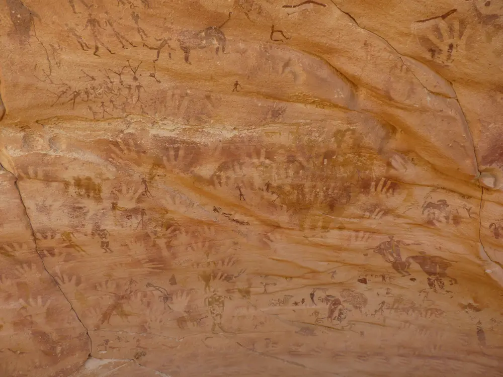 Les parois rocheuses de Wadi Sūra II sont remplies d'images complexes.