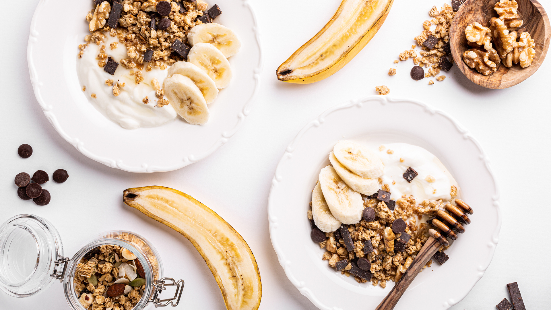 l'image montre un yaourt grec avec du granola maison et de la banane