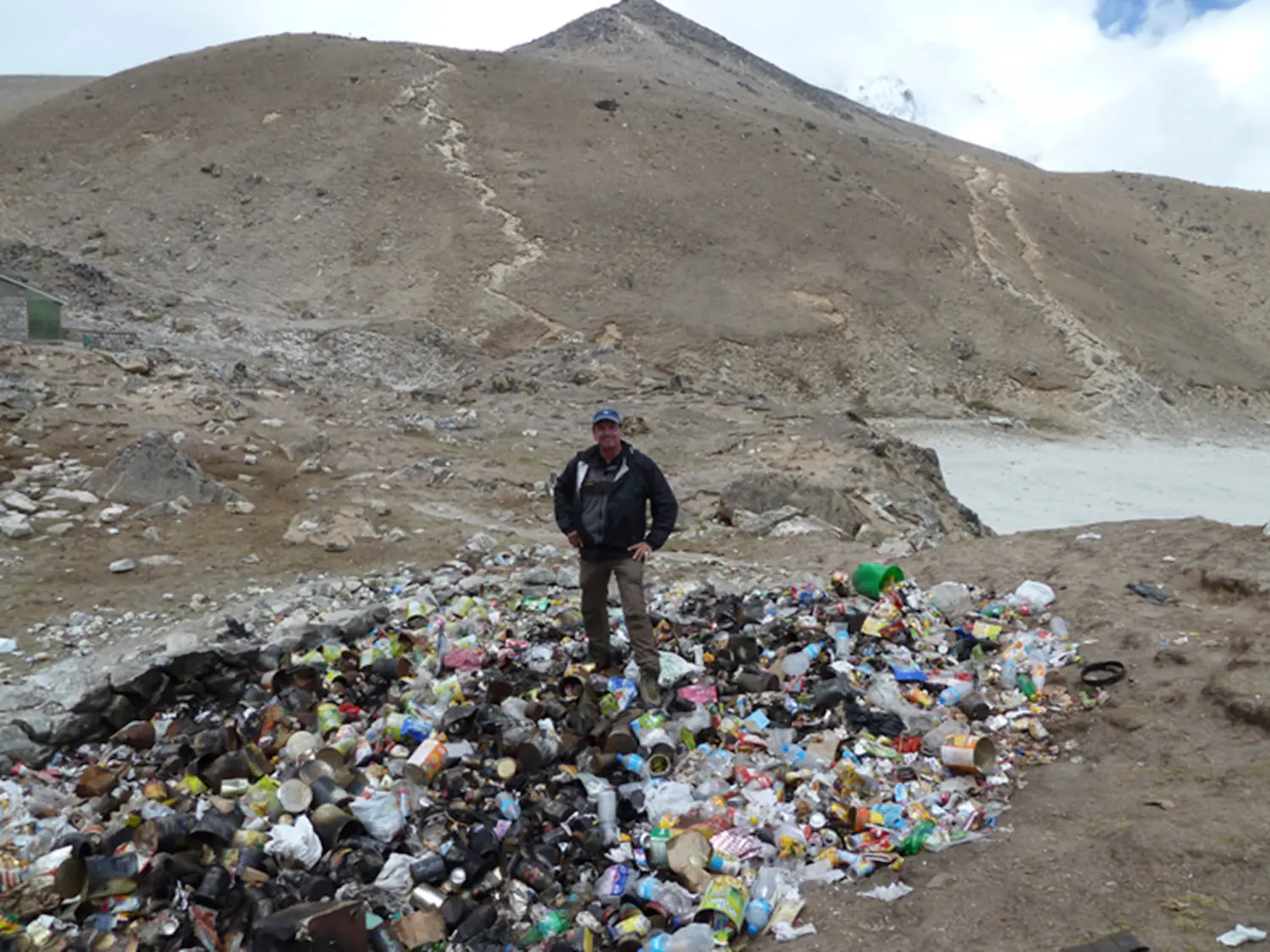 Le géologue de montagne Alton Byers étudie la région himalayenne depuis des décennies. Ici, il se tient sur une décharge à Gorak Shep, un petit village au pied de l'Everest.