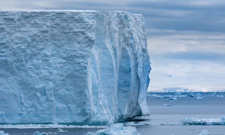 Comment un océan caché circule sous la glace de l'Antarctique Par Craig Stevens, Christina Hulbe publié le 2 juillet 20 Une glace épaisse isole une cavité océanique cachée des vents furieux et des températures glaciales de l'Antarctique.  Mais rien n'arrête les marées.