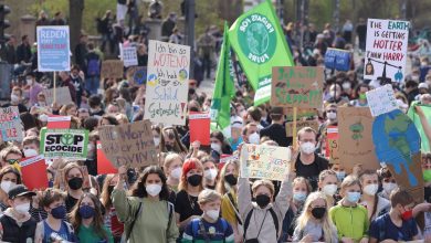Dans la grève mondiale pour le climat, les jeunes exigent une action dans le monde entier Par Mindy Weisberger publié le 25 mars 22 Le 25 mars, des milliers de jeunes du monde entier se sont mobilisés pour exiger que le gouvernement agisse pour freiner le changement climatique.