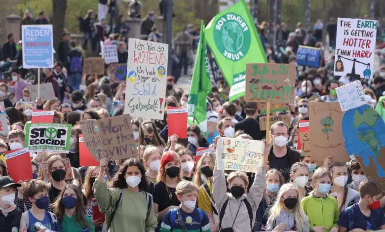 Dans la grève mondiale pour le climat, les jeunes exigent une action dans le monde entier Par Mindy Weisberger publié le 25 mars 22 Le 25 mars, des milliers de jeunes du monde entier se sont mobilisés pour exiger que le gouvernement agisse pour freiner le changement climatique.