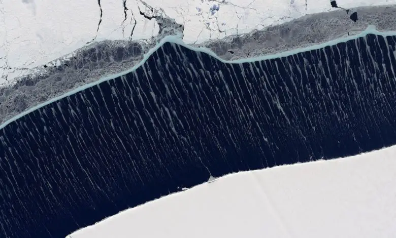 De rares formations de glace vaporeuses sillonnent la mer près de l'Antarctique sur de belles images satellite Par Harry Baker publié le 14 décembre 21 Des images satellite récentes capturées par Landsat 8 montrent une rare formation de glace de mer balayée par le vent au-dessus de l'eau en Antarctique.