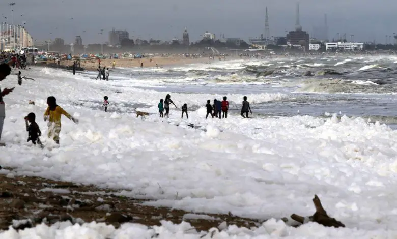 Des bulles mousseuses et toxiques recouvrent l'une des plages les plus célèbres d'Inde Par Stephanie Pappas publié le 3 décembre 19 Une plage en Inde est recouverte d'une mousse jusqu'aux genoux que les experts avertissent qu'elle est toxique.