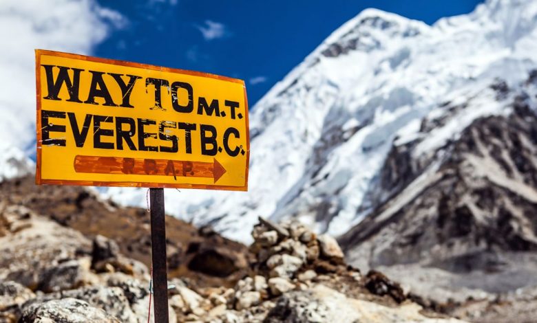 Des images satellites espions révèlent une perte de glace stupéfiante sur le mont Everest Par Mindy Weisberger publié le 15 janvier 20 Des photos satellites espions déclassifiées montrent que les glaciers près du mont Everest rétrécissent plus que prévu.