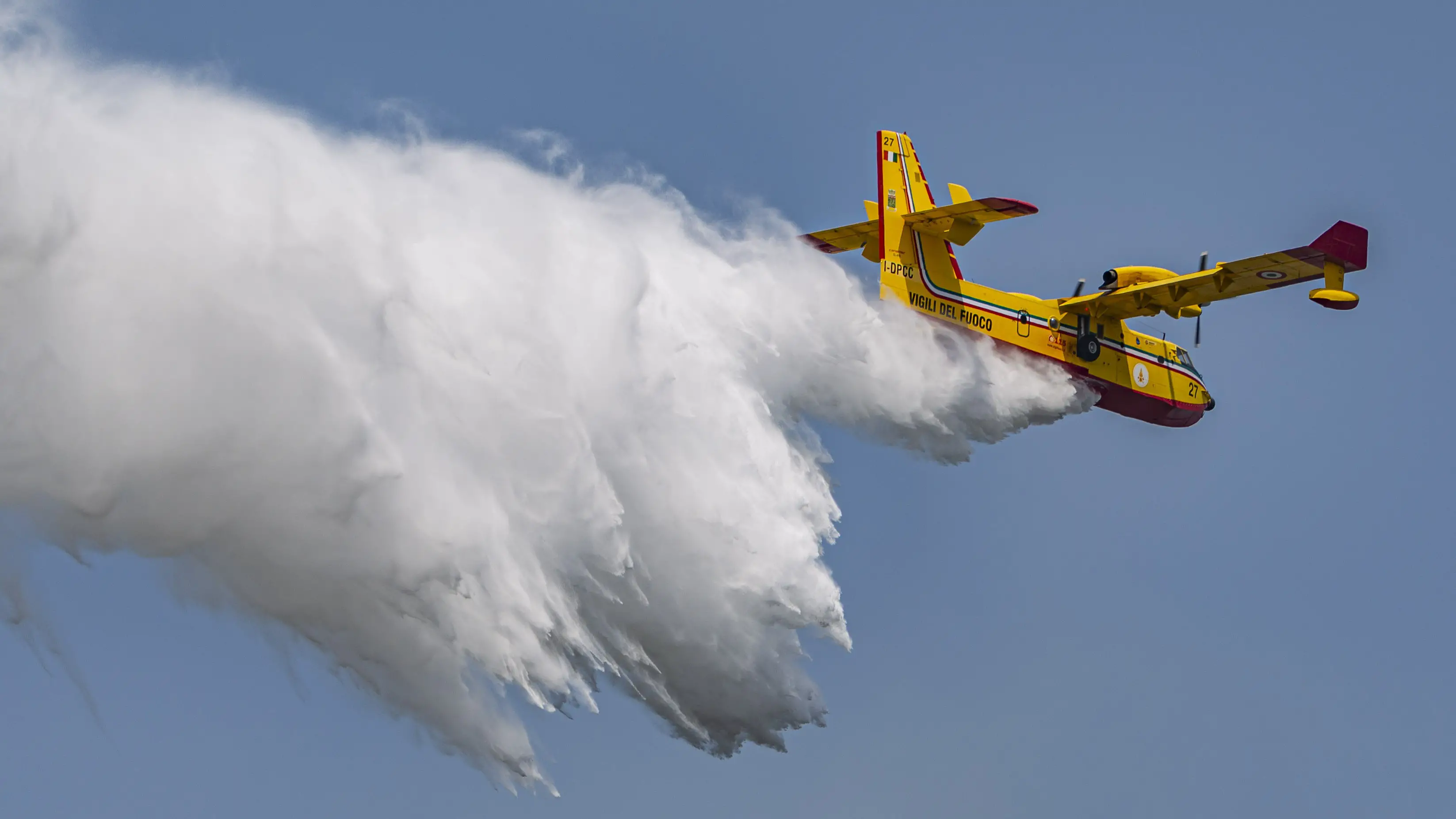 Les services d'incendie et de secours italiens ont déversé de l'eau des avions pour éteindre les flammes dans le parc régional de l'Etna.