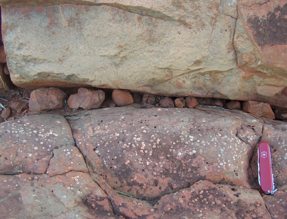 Les bulles de gaz qui se sont formées lors du refroidissement de cette lave (sur les rives de la rivière Beasley en Australie), il y a environ 2,7 milliards d'années, peuvent révéler la pression de l'ancienne atmosphère. (Les bulles apparaissent sous forme de taches blanches.)