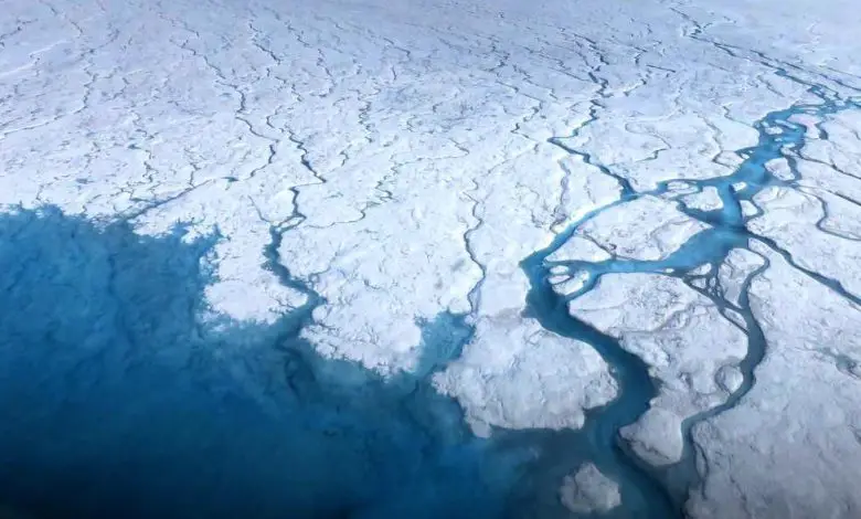 Le Groenland a perdu suffisamment de glace au cours des deux dernières décennies pour couvrir l'ensemble des États-Unis dans 1,5 pied d'eau Par Brandon Specktor publié le 3 février 22 Les données satellites montrent que la calotte glaciaire du Groenland a perdu suffisamment d'eau en 20 ans pour submerger l'ensemble des États-Unis.
