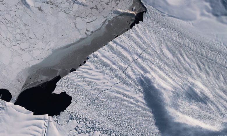 Le glacier antarctique en voie de disparition pourrait bientôt faire vêler un nouvel iceberg massif Par Mindy Weisberger publié le 22 octobre 19  S'ils continuent de croître, ils pourraient libérer un iceberg quatre fois plus grand que Manhattan.