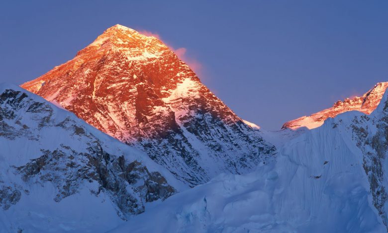 Le plus haut glacier du mont Everest a perdu 2 000 ans de glace depuis les années 1990 Par Brandon Specktor publié le 7 février 22 Le plus haut glacier du mont Everest perd de la glace à un rythme alarmant, selon de nouvelles recherches.