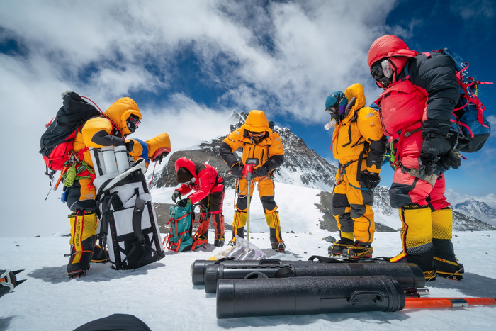 Les chercheurs forent la plus haute carotte de glace jamais récupérée à 27 000 pieds d'altitude avec le sommet du mont Everest en arrière-plan.