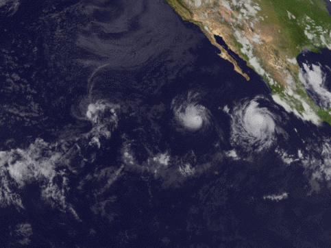 Une série d'images prises entre le 25 juillet et le 1er août 2017 montre les ouragans Irwin et Hilary s'encerclant et fusionnant en raison de l'effet Fujiwhara.