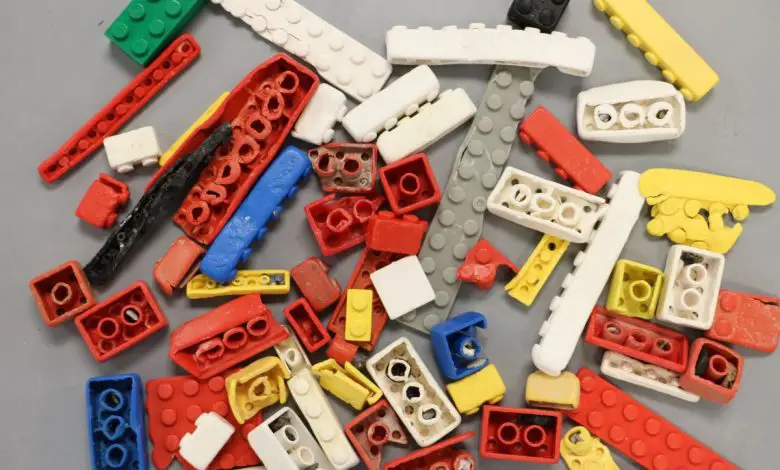 Les briques Lego pourraient survivre 1 300 ans dans l'océan Par Brandon Specktor publié le 20 mars 20 Les scientifiques ont comparé les briques Lego rejetées par l'océan avec des briques en parfait état et ont découvert que les blocs pouvaient survivre sous l'eau pendant 100 à 1 300 ans.