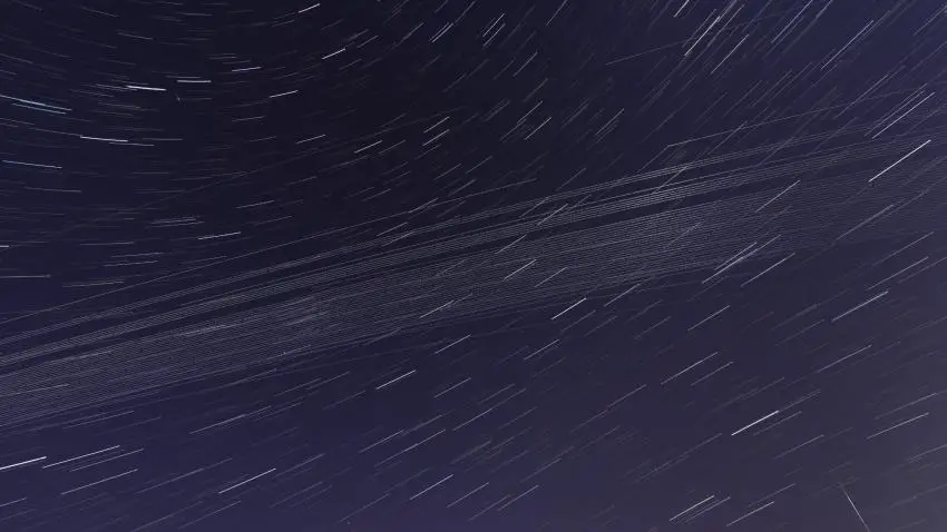 Des traînées lumineuses causées par la constellation Starlink de SpaceX.