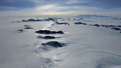 Les lacs sous la glace de l'Antarctique pourraient regorger de vie microbienne Par Nicoletta Lanese publié le 18 février 21 La chaleur de l'intérieur de la Terre peut aider à maintenir la vie dans cet environnement bizarre.