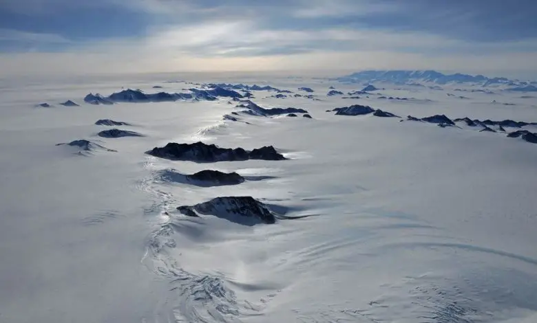 Les lacs sous la glace de l'Antarctique pourraient regorger de vie microbienne Par Nicoletta Lanese publié le 18 février 21 La chaleur de l'intérieur de la Terre peut aider à maintenir la vie dans cet environnement bizarre.
