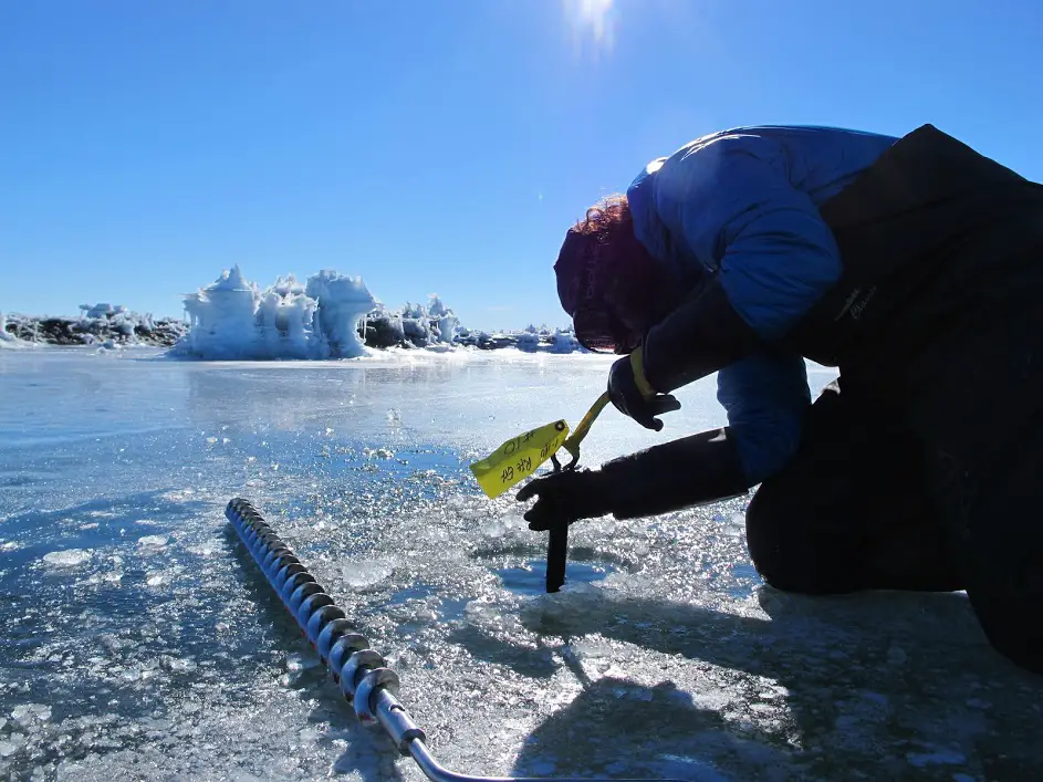 Des scientifiques, dont Becky Goodsell de l'Université de Chicago, ont utilisé des sismomètres pour détecter des centaines de milliers de minuscules tremblements de glace qui tremblent à travers la glace de l'Antarctique.