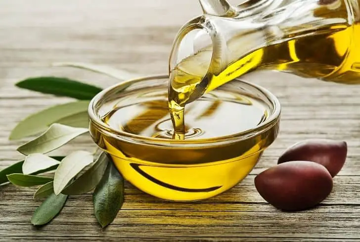 verser-l-huile-d-olive-dans-un-bol