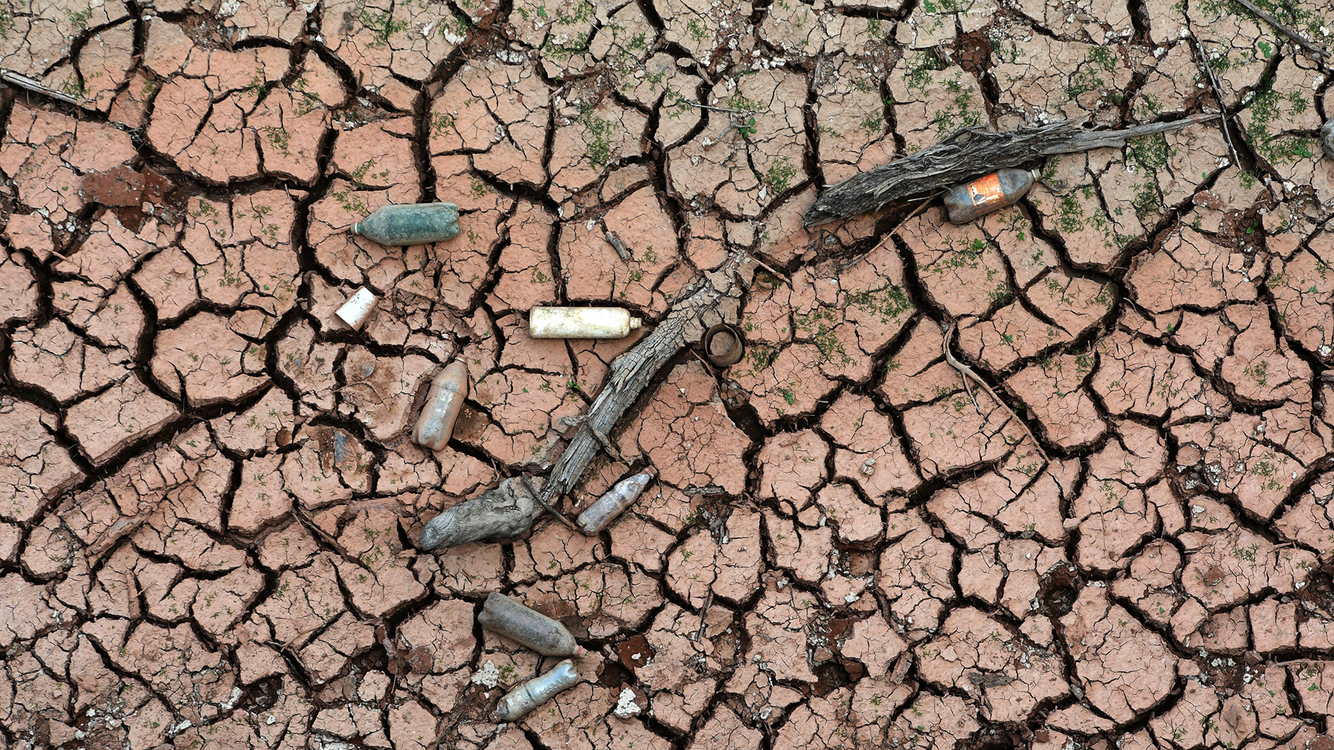 Vue du réservoir asséché de La Concepcion - qui alimente 30% de la capitale hondurienne - à Tegucigalpa le 14 septembre 2019. Le Service hondurien des aqueducs et des eaux usées a élargi le rationnement de l'eau en raison d'une grave sécheresse causée par le changement climatique.
