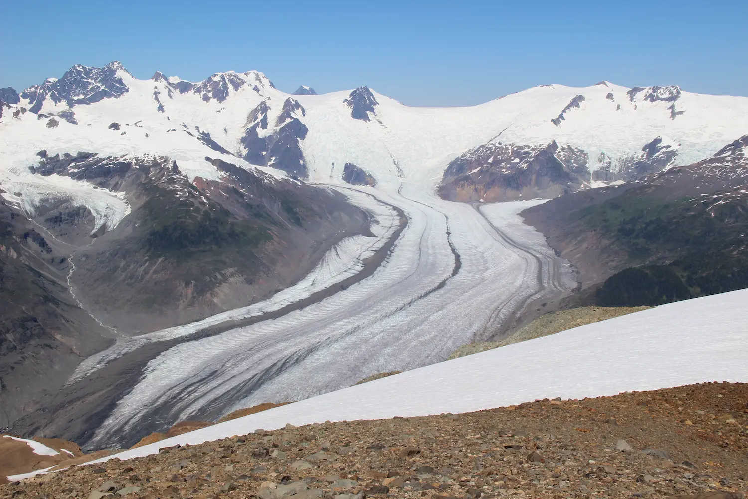 Une chute de glace du champ de glace Andrei alimente le glacier Hoodoo, dans l'ouest de la Colombie-Britannique, au Canada.
