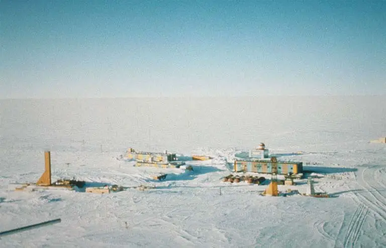 Le lac sous-glaciaire Vostok se trouve à 4000 mètres sous la station Vostok, dans l'Antarctique de l'Est.