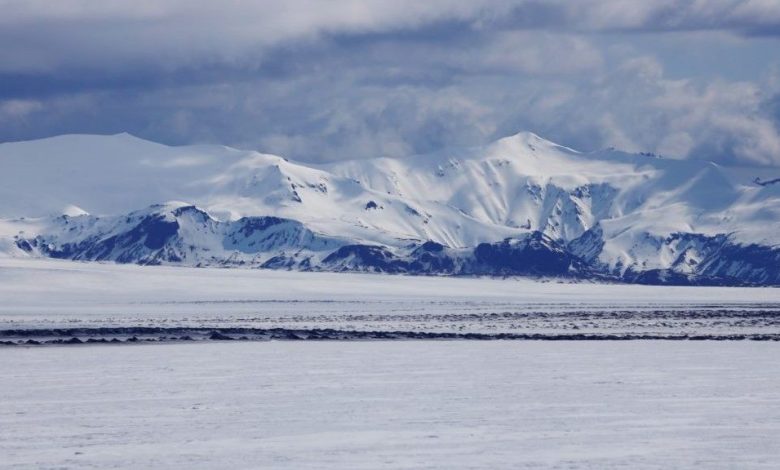Un « Blue Blob » exceptionnellement froid ralentit la fonte rapide des glaciers islandais, mais pas pour longtemps Par Harry Baker publié le 17 février 22 Une nouvelle étude sur une zone froide de l'Arctique, connue sous le nom de « Blue Blob », a montré qu'il est ralentir la vitesse de fonte des glaciers islandais, mais seulement pour quelques décennies encore.