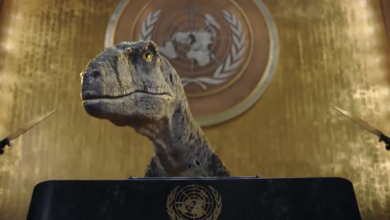 Un dinosaure parlant envahit l'ONU pour prononcer un discours sur le changement climatique dans une nouvelle vidéo bizarre mais brillante Par Harry Baker publié le 27 octobre 21