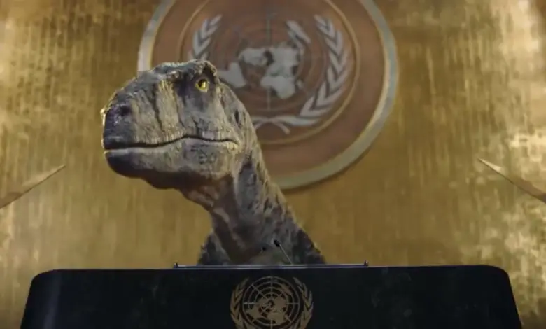 Un dinosaure parlant envahit l'ONU pour prononcer un discours sur le changement climatique dans une nouvelle vidéo bizarre mais brillante Par Harry Baker publié le 27 octobre 21
