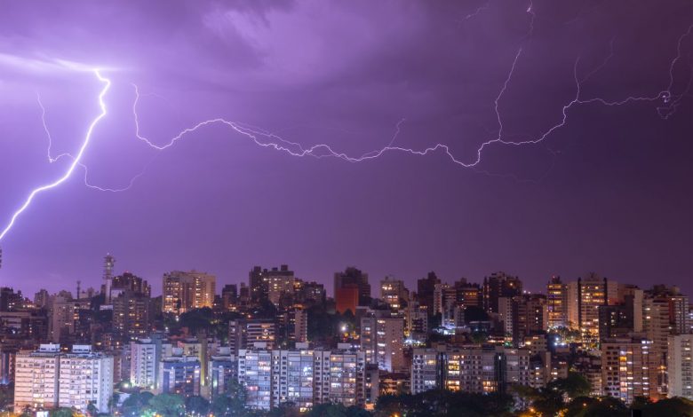 Un éclair de 400 milles de long au-dessus du Brésil est le plus grand de l'histoire enregistrée Par Brandon Specktor publié le 29 juin 20 Un éclair qui a parcouru 440 milles à travers le ciel du sud du Brésil en 2018 a été confirmé comme le plus grand de l'histoire.