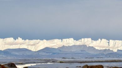 Un lac de la taille d'une ville découvert à des kilomètres sous la plus grande calotte glaciaire de l'Antarctique Par Ben Turner publié le 11 mai 22 Le forage dans le lac permettra aux scientifiques de suivre l'histoire du changement climatique.